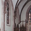 Fensterumrandungen und Spitzbgen in Sandsteinimitationen in Kombination mit dem echten Sandstein von Fenstermawerk und Kreuzrippen in einer neogotischen Kirche.