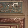 Die historische Deckenflche mit deutlichem Schadensbild an der Malerei.